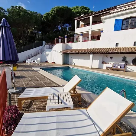 וילה Alella, 5 Bedrooms & Pool אלייה